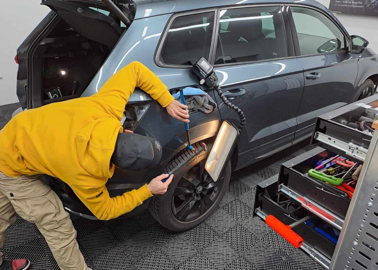 Ein Beulendoktor in Wuppertal entfernt eine kleine Delle mit Smart Repair Methoden.