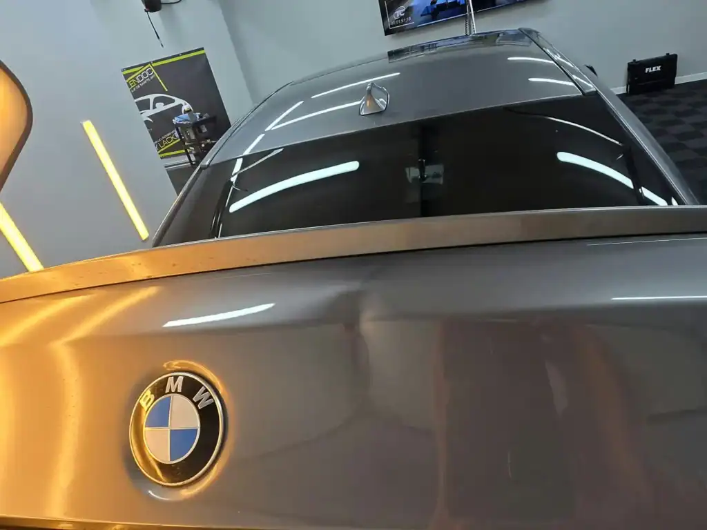 Ein grauer BMW hat eine kleine Delle in der Nähe des Kofferraums, die von einem Beulendoktor in Wuppertal entfernt wird.